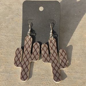 Cute Cactus Earrings!🤎🌻🌵